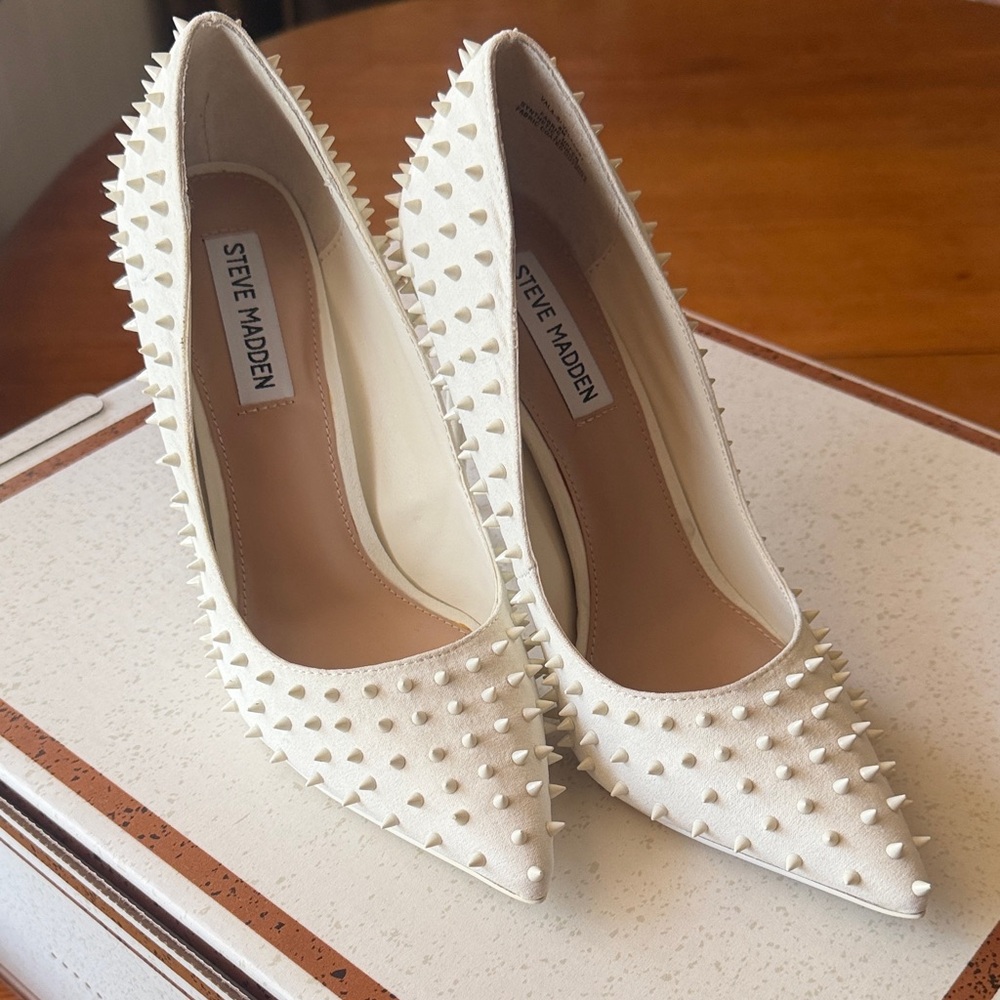 White Studded Steve Madden pumps - Picture 2 of 6